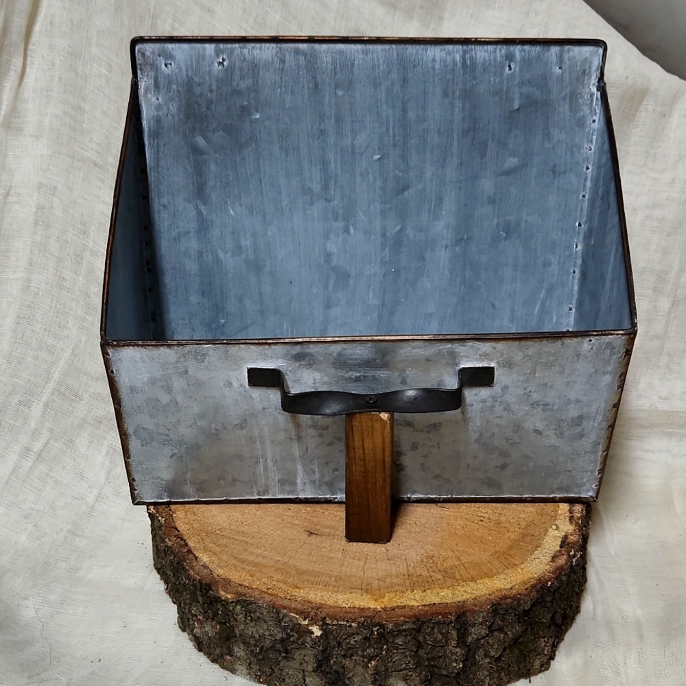 Lg Feed Scoop Decor